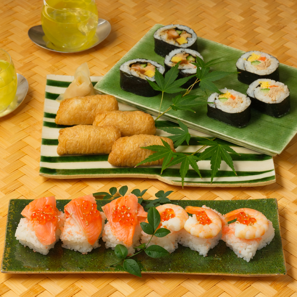 2種太巻きとサーモンと海老のいくらのせ棒寿司の盛合わせ